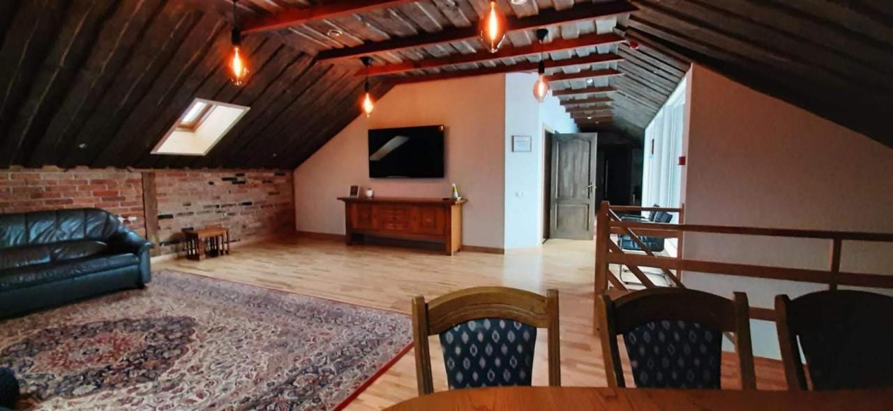 Hotel Metras Maja à Aizpute Extérieur photo