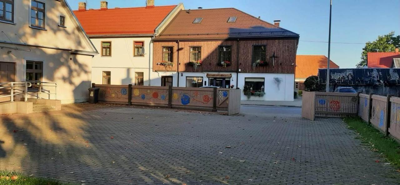 Hotel Metras Maja à Aizpute Extérieur photo