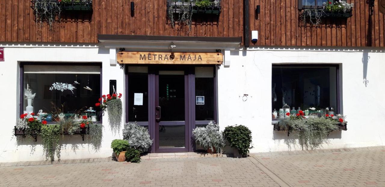 Hotel Metras Maja à Aizpute Extérieur photo