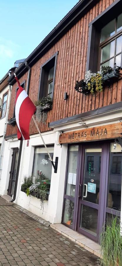 Hotel Metras Maja à Aizpute Extérieur photo
