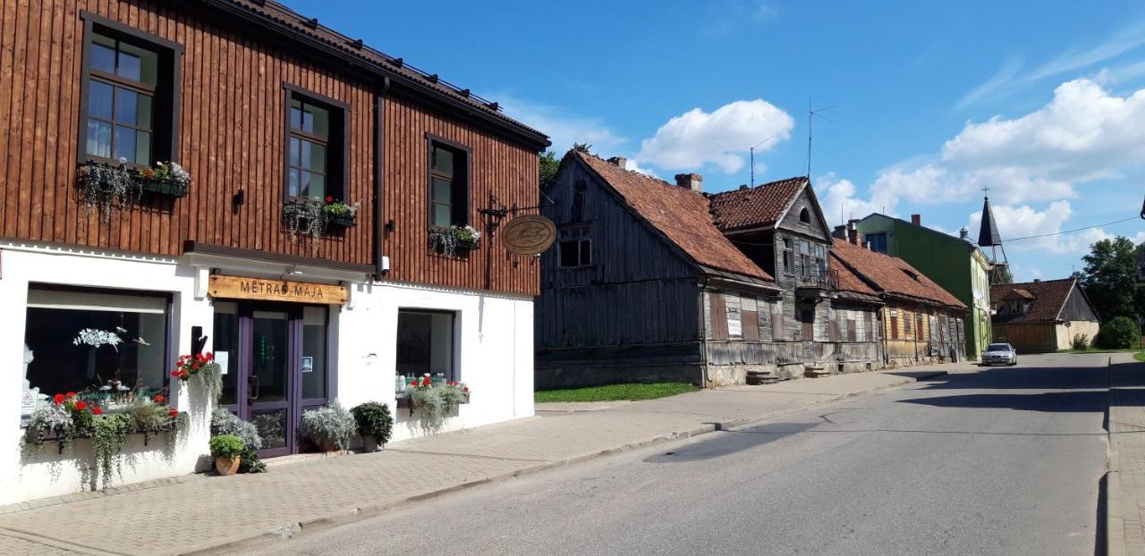 Hotel Metras Maja à Aizpute Extérieur photo